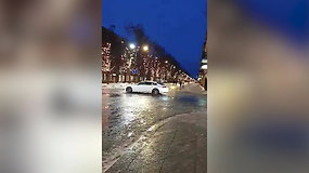 Kauno gatvės lyg sviestu pateptos: slidinėja automobiliai ir praeiviai