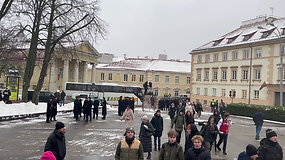 Žmonės renkasi klausyti Volodymyro Zelenskio kalbos Daukanto aikštėje