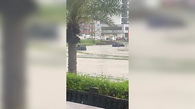 Dubajaus lietuvis: automobiliai važiavo tiesiai į potvynį ir skendo