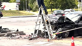 Rinktinės gatvėje BMW rėžėsi į stulpą: iš įvykio vietos pabėgusį neblaivų vairuotoją vėliau sulaikė policija