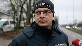 Policijos departamento Kriminalistinių tyrimų valdybos viršininkas Saulius Gagas komentuoja sudužusio lėktuvo nuolaužų išvežimą