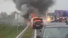 Ugniagesiai sureagavo žaibiškai: gesina aplinkkelyje užsiliepsnojusį mikroautobusą