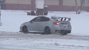 Rytų pakrantę užklupo dar viena sniego audra: automobiliai slysta, skrydžiai at&scaron;aukiami