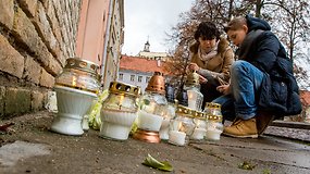 Vilniuje prie Prancūzijos ambasados degamos žvakutės