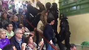 Skaitytojo video: Katalonijoje riaušių policija iš balsavimo punktų išmeta žmones