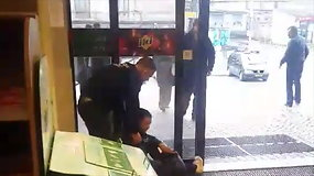 Incidentas Vilniaus autobusų stotyje — apsaugininkas tampė moterį
