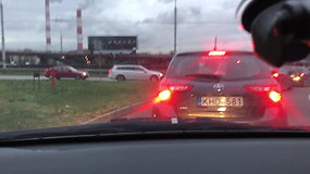 Vairuotojas Vilniuje pro automobilio langą išmetė nuorūką