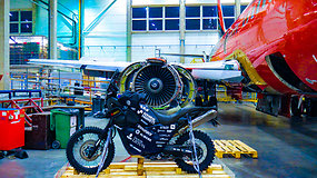 „The Coldest Ride“: Karolio Mieliausko motociklas į šiaurę išskrido lėktuvu