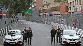 „Renault Megane R.S. Trophy-R“ modelį vairavo F1 pilotai N.Hulkenbergas ir D.Ricciardo