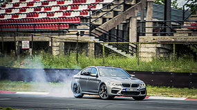 Rimtas išbandymas: BMW M2 Competition ir BMW M5 testai Bikerniekų trasoje