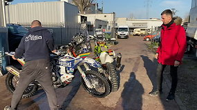 Arūnas Gelažninkas ir „Zigmas Dakar Team“ išsiuntė motociklą į Dakarą