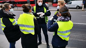 20-tyje svarbiausių Vilniaus stotelių piko metu dezinfekuojamos keleivių rankos