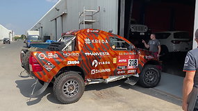 Pirmieji Antano Juknevičiaus Dakaro automobilio testai Dubajuje
