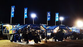 Pasivaik&scaron;čiojimas po uždarą bivaką: palūžę automobiliai, detalės ir lenktynininkai skubantys pasiruo&scaron;ti kitai dienai