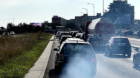 Dūminantis automobilis Vilniuje, Pilaitės prospekte