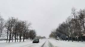 Nufilmuota skaitytojo: nuo kovo 7 d. blogai nuvalytas kelias Panevėžys – Šiauliai, prasidėjo avarijos