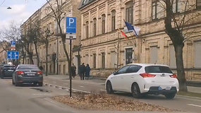 Automobilis Vilniuje, Algirdo g. važiuoja dviračių taku