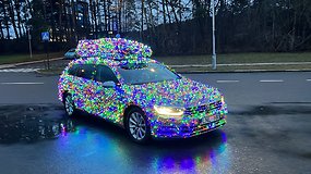 Vilniečio Justino Kalėdinis automobilis, papuoštas 10 000 lempučių