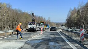 Nemalonus vaizdas: taisomas brokas prie&scaron; pusmetį &bdquo;užbaigtame&ldquo; kelio A14 ruože Molėtai-Utena