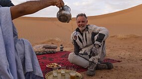 &bdquo;Tuaregų keliais&ldquo; (2): smėlyje klimpstantis Karolio Mieliausko motociklas ir nakvynė po atviru dangumi