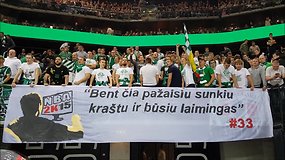 Kauno „Žalgirio“ fanai šūkiais ir plakatu įžeidinėjo Artūrą Gudaitį