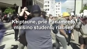 Pietų Afrikos respublikos policija dujomis ir lazdomis malšino studentų protestą