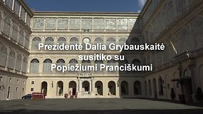 Dalia Grybauskaitė popiežiui Pranciškui įteikė išbandytą dovaną ir pakvietė į Lietuvą