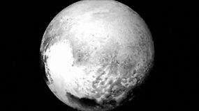 NASA išplatino naujas Plutono ir jo palydovo Charono nuotraukas