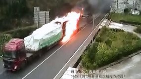 Kinijos greitkelio tunelyje užsiliepsnojo vilkikas