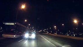 Vilniuje nufilmuotos „Škoda“ gaudynės: girtas vairuotojas neišvengė avarijos