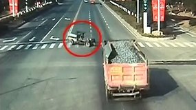 Kinijoje sunkvežimis sutraiškė traktorių