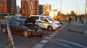 Avarija Vilniaus Pilaitės rajone: &bdquo;Opel&ldquo; apvirto ant stogo
