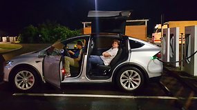 „Tesla Model X“ kelionė į Lietuvą: durys „paukščio sparnai“ ir įkrovimo galimybės Vokietijoje