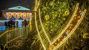 Vilniaus Rotušės aikštėje – Tarptautinė Kalėdų labdaros mugė ir eglės įžiebimas