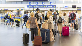 Keliautojai skundžiasi atšauktais ar nukeltais skrydžiais: ką daryti tokiu atveju ir kokia situacija oro uostuose?