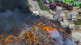 Filmuota dronu: po gaisro &bdquo;Ecoservice&ldquo; Vilnius paskendo dūmuose