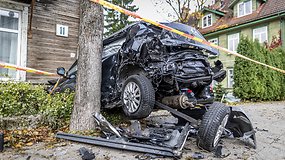 Girtas „Jaguar“ vairuotojas trenkėsi į kitą automobilį, šis įvažiavo į namą: vienas žmogus sužeistas