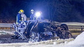Vilniuje užsiliepsnojo į tiltą atsitrenkęs automobilis