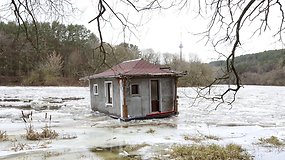 Baržos ir namelių kelionė Neries upe skaitytojų akimis