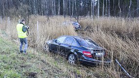 Kruša sukėlė sumaištį – prie „Vilnius Grand Resort“ nuo kelio masiškai slydo automobiliai