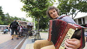 Palangos gatvėse dažnai groja gatvės muzikantai