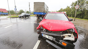 Judrioje sostinės sankryžoje – „VW Golf“ ir „Mitsubishi“ avarija