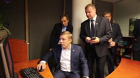 R.Karbauskis ir S.Skvernelis analizuoja duomenis i&scaron; VRK
