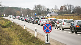 Nuo pat ryto prie kapinių ėmė driektis automobilių eilės