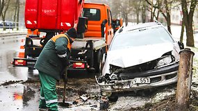 Vilniuje vertėsi „Toyota Avensis“, nukentėjo vairuotojas