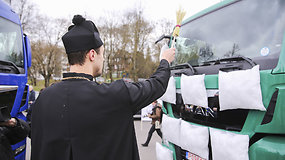 Vežėjų protesto akcija prie Petro ir Povilo bažnyčios – kunigas šventino vilkikus