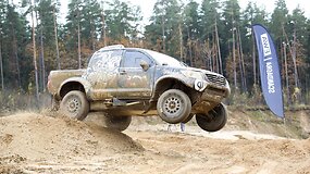 Benediktas Vanagas prie&scaron; Dakaro startą bandė savo &bdquo;Overdrive Hilux&ldquo; automobilį Gariūnų karjere
