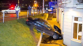 BMW avarija Vilniuje: nulėkė nuo kelio ir rėžėsi į viešbučio sieną