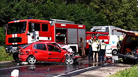VW ir &bdquo;Opel&ldquo; susidūrimas: prireikė ugniagesių gelbėtojų