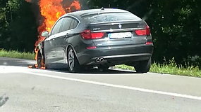 Greitkelyje į Klaipėdą sudegė BMW automobilis